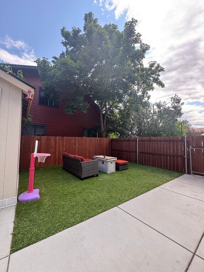 Building Photo - Updated 3 Bed/ 2 Bath Rental