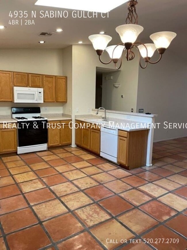Building Photo - 4935 N Sabino Gulch Ct