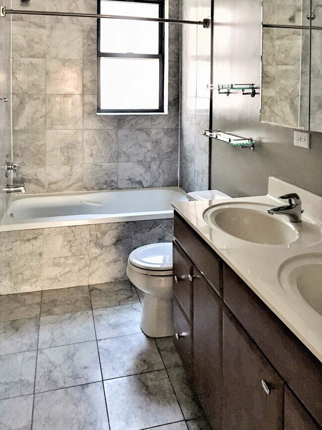 Building Photo - 622 W Roscoe St