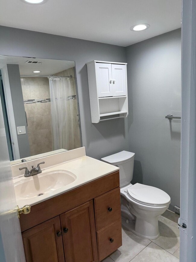 Building Photo - 116 Burgundy B