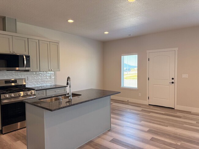 Building Photo - New Townhouse in Post Falls!