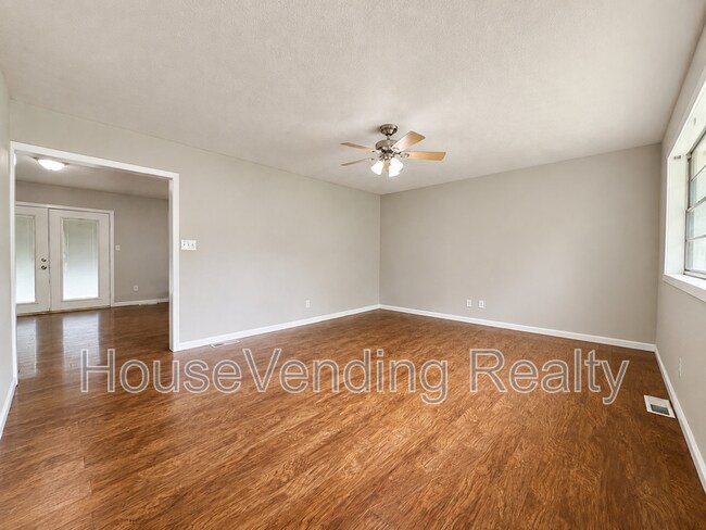 Building Photo - 2214 Highland Rd