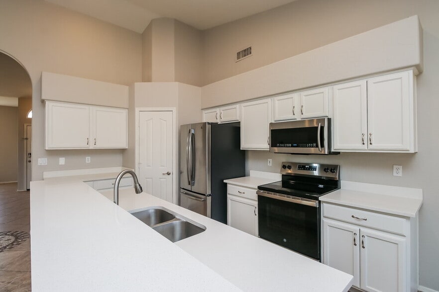 Building Photo - 3032 N Silverado