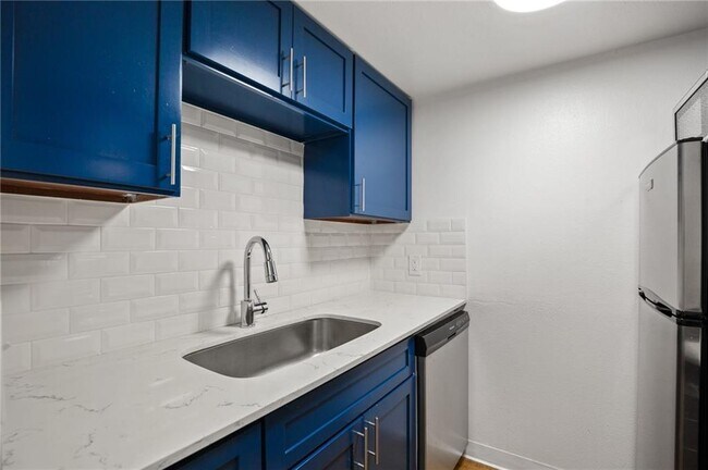 Building Photo - 404 W 35th St