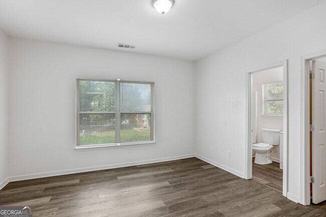 Building Photo - 2145 Hollywood Dr NW