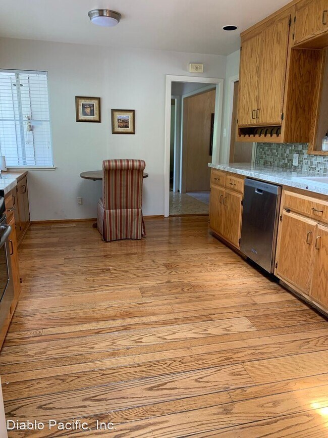 Building Photo - 4 br, 2 bath House - 155 Hall Drive