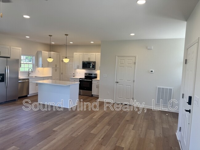 Building Photo - 204 Landmark Dr