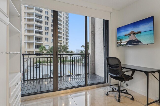 Building Photo - 540 Brickell Key Dr