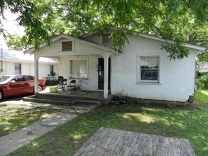 Building Photo - 702 W 45th St