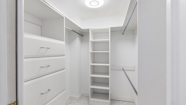 Building Photo - 3000 N Palm Aire Dr