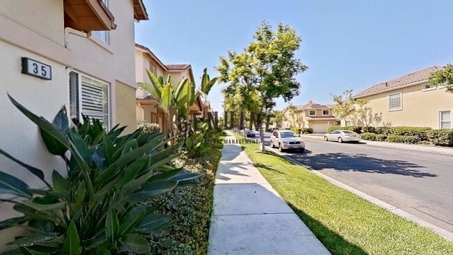 Building Photo - Spacious 3Bd 2.5Ba Home w/Den