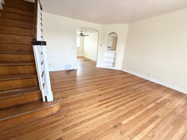 Building Photo - Gorgeous 3-Bed Townhome in Lawncrest! Available NOW!