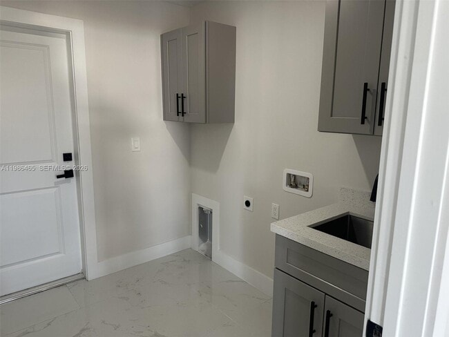 Building Photo - 712 Euston Ave S