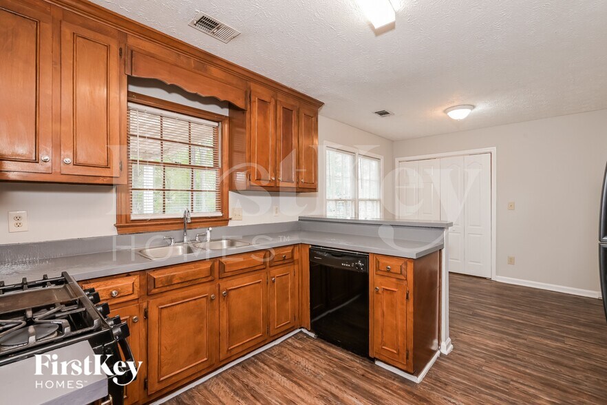 Building Photo - 484 Rhett Dr