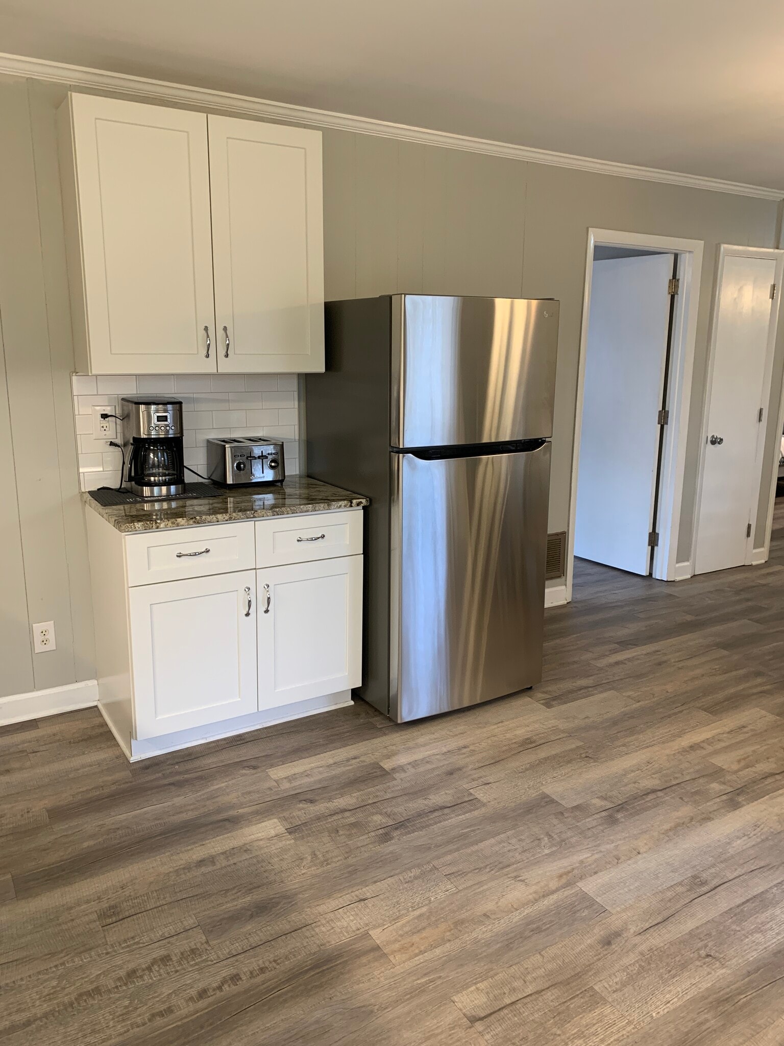 SS appliances/coffee & toaster station - 702 N Lee St