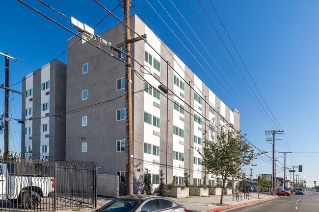 Building Photo - 7518 S Hoover St