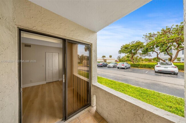 Building Photo - 5521 Courtyard Dr