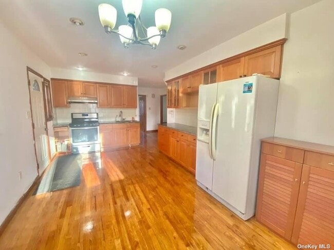 Primary Photo - 77-11 168th St