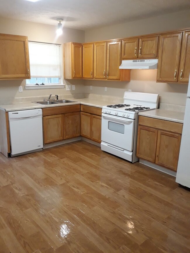 Building Photo - Townhome For Rent In The New Year! Move In...