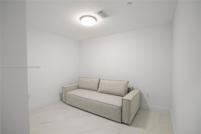 Building Photo - 700 NE 24th St