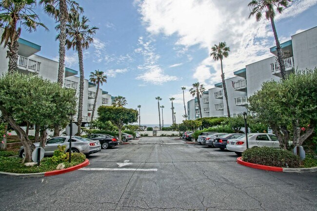 Building Photo - 2BR/2BA Condo with Stunning Ocean Views & ...