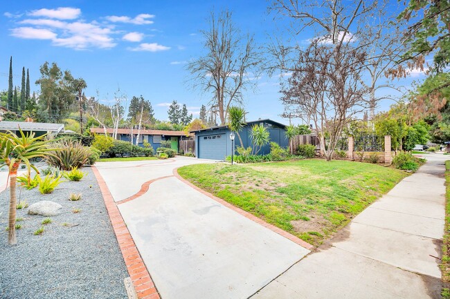 Building Photo - Stunning Woodland Hills Pool Home – South ...