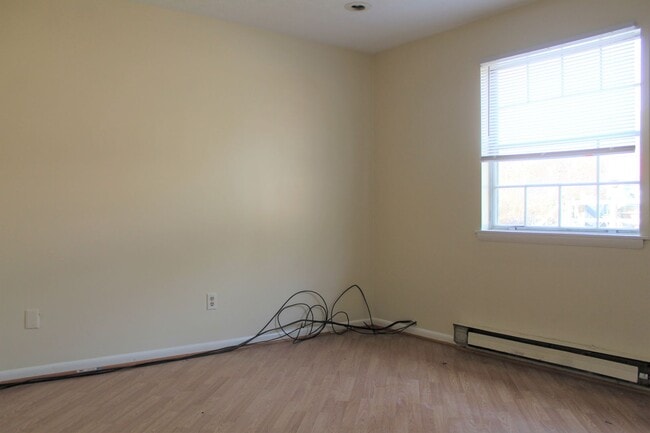 Building Photo - 3 Bedroom Townhouse - Near While Park - 06...