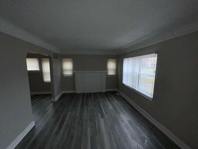 Building Photo - Freshly Renovated 3 Bedroom Bungalow