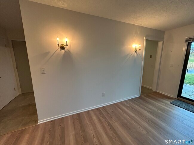 Building Photo - 419 Heritage Vlg