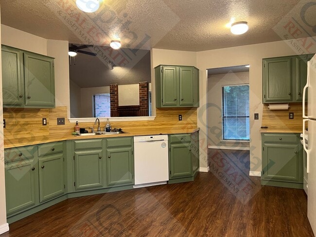 Building Photo - Charming 3 Bedroom