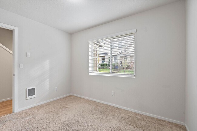 Building Photo - $1K move-in special! Sparkling clean newer 4-bdrm/3.5-bath townhome—2-car garage, near Forest Park