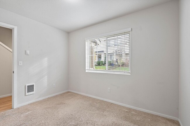 Building Photo - Sparkling clean newer 4-bdrm/3.5-bath townhome. 2-car garage, near Forest Park, $500 move-in special