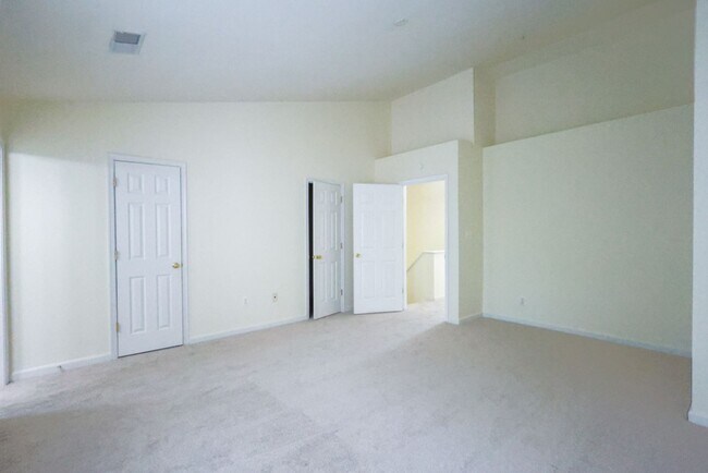 Building Photo - Lovely 3 BR/2 Full BA 2Half BA Townhome in...