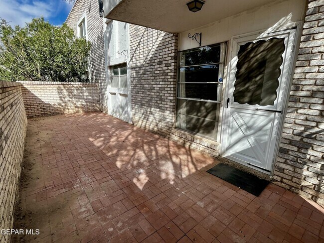 Building Photo - 6700 Escondido Dr