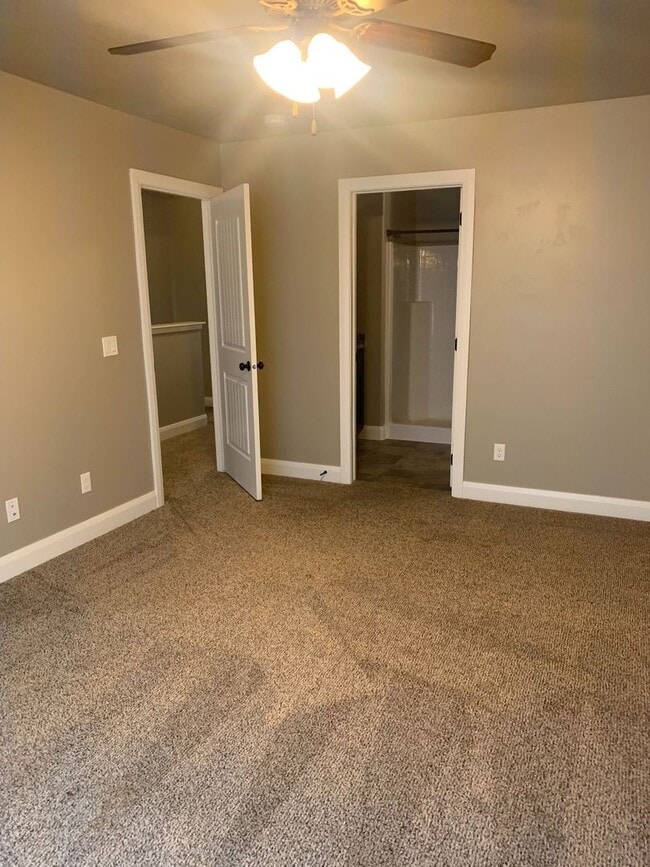 Building Photo - Town home living in the heart of Cedar City!