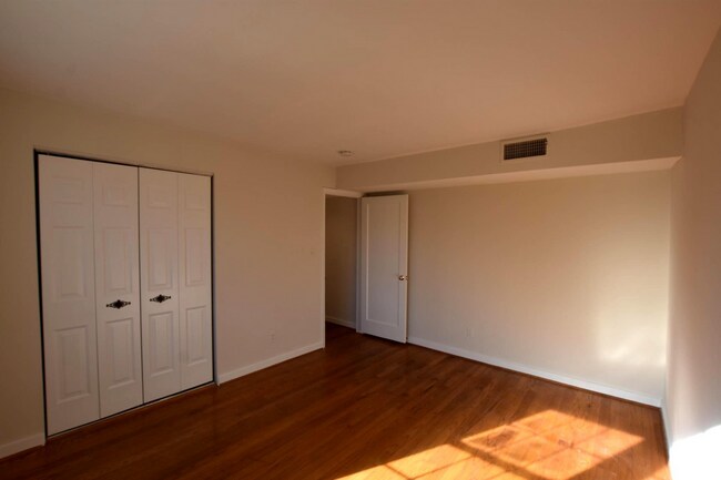 Building Photo - Spacious 2 Bedroom Apartment w/ Washer|Dry...