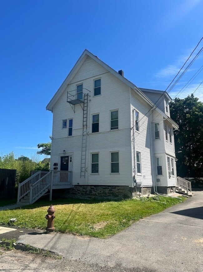 Building Photo - 35 Newcomb Pl