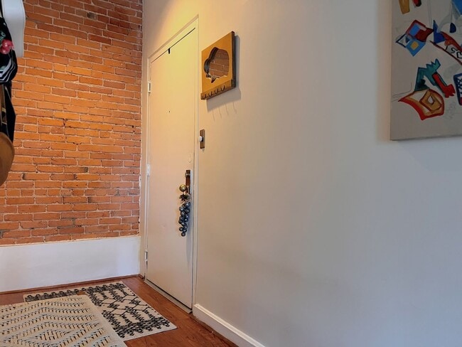 Building Photo - 1-Bedroom Condo For Rent with Den; Close to Betty's, Dog Friendly, Off-Street Parking!