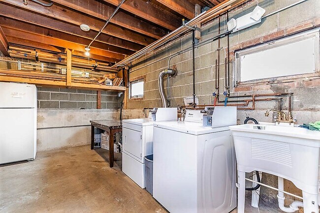 Building Photo - 5752 W Park Ave