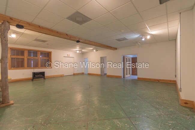 Building Photo - Commercial Property Ideal for Contractor t...