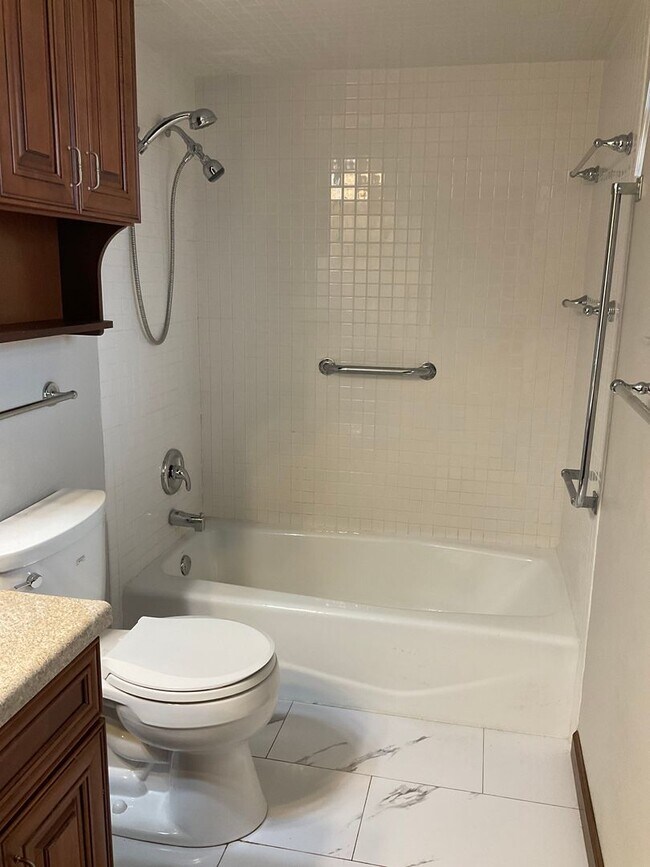 Building Photo - 33 Estates View Dr