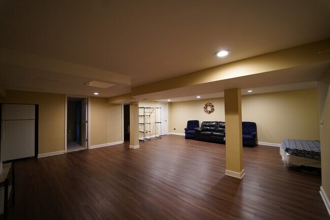 Building Photo - 807 Mansfield Ct