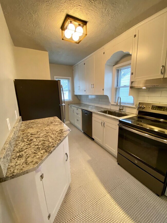 Building Photo - Charming 3 bed 1 bath House with Tons of Updates and Private Backyard!