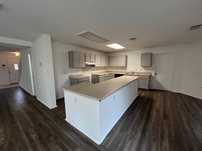 Building Photo - 8419 Manderly Pl