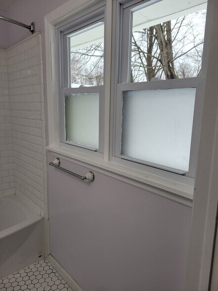 Bahroom room 2 with privacy windows - 20 Princeton St