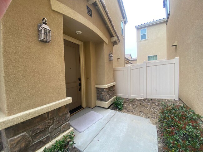 Building Photo - 4 Bedroom Town Home in Willow Heights Diam...