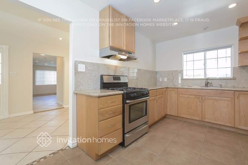 Building Photo - 17552 Cantara St