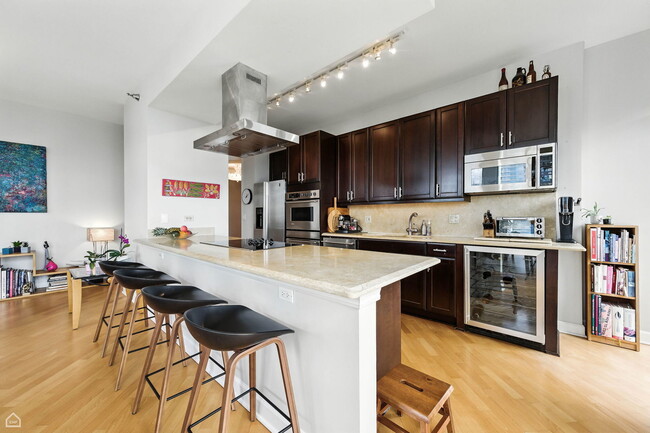 Building Photo - 1335 S Prairie Ave