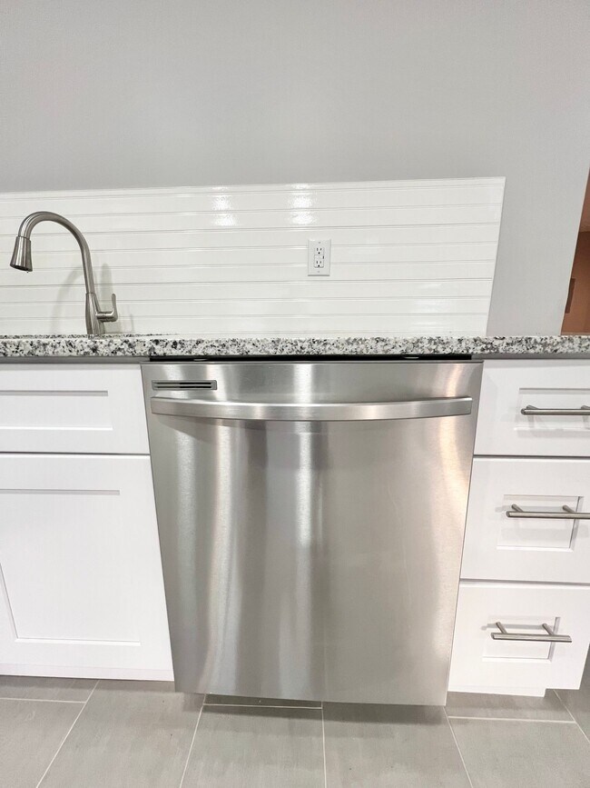 Building Photo - Meridian Apartments Your Gateway to Everything in Hampton Roads