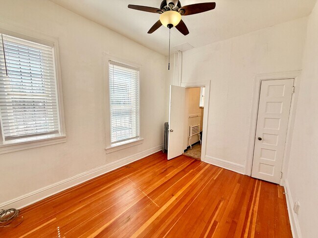 Building Photo - Gorgeous 1 Bed 1 Bath Apartment in Cap Hill! Available NOW!